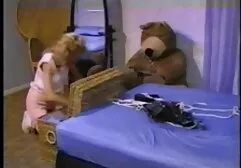 Chico chupando rubia rusa con africanas peludas un hermoso cuerpo en un hombre libre