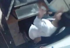 Chica caliente negros gays africanos acostado en la cama y acariciando su sombrero