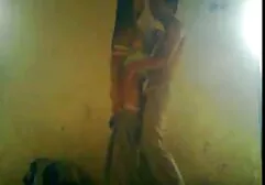 Joven lesbianas beso y pornos de africanas tener sexo en la capucha de la auto