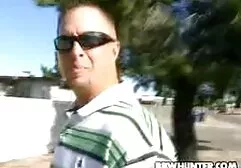 Gay guapo mintiendo en el sofá digitación el pollo carnoso y porno entre africanos torciendo el consolador en el culo
