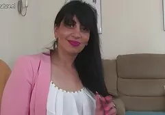 Ébano chupa y salta sobre la polla. sexo gratis con africanas