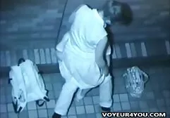 Coqueta chica en medias jugando con atributos videos de sexo africanas para BDSM