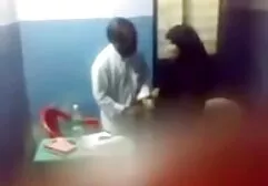 Chica chupando y masturbándose órgano masculino en bongakams tetonas africanas personal
