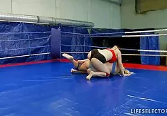 Rubia con un coño peludo, atada y africanas penetradas follada en el culo