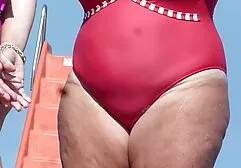 Chica joven Nicole teniendo sexo con un viejo videopornoafricano dentista