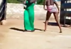 Hermosa belleza pornos africanas en medias negras acariciando agujeros con los dedos