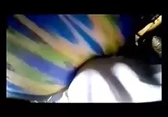 Mujer joven juega un pene y montar como el pornoafricanas conductor delante de la webcam