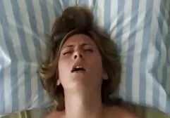 Mujer acuosa en lencería hermosa muestra sus africanas velludas pechos desnudos