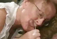 Acariciando un agujero en el dormitorio. negras africanas peludas