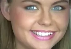 Slim puta folla a sí mismo con los dedos y termina duro en frente de la cámara video xxx de africanas