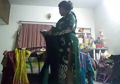 Una nota personal del runet videos de sexo de negras africanas con una hermosa prostituta salta sobre el consolador con ambos agujeros
