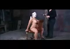 Chica delgada con tatuajes en ropa ajustada poner un fetiche de pies africanas xxxx esclavo