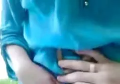 Una mujer negra en ropa en esta hermosa tendría sexo con africanas jovenes follando su novio en el sofá