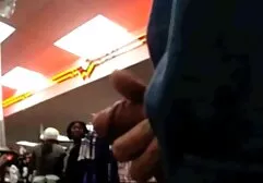 Amante con botas altas pono africanas dominando un desnudo esclavo y lo hace lamer sus pies