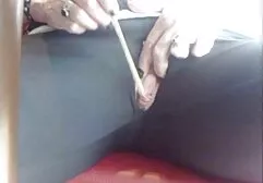 Desnuda en medias negras se burla de clítoris en petardas africanas frente de la webcam