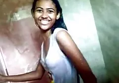 Morena africanas masturbandose con medias de nylon posando erótica en la cama