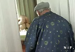 Las niñas con grandes africanafollando tetas conduce al orgasmo