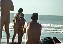 En video xxx de africanas el sofá de cuero, un chico guapo se masturba