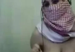 Alemán desinteresado chupa negros gays africanos y traga semen después mamada en baño