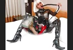 Chupando miembros de la policía por el placer de la sexoafricano fotografía