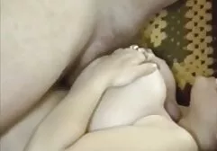 Un pornostar africanas lascivo vestido de entrar los hombres juguetes en bragas y se masturba