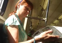 Brillante rubia chupando pollo carnoso a través del agujero en la ver porno africano Pared