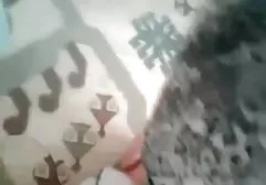 Después de insertar el miembro en videos pornos de negras africanas el agujero en la pared, el hombre le dio a chupar una chica bonita