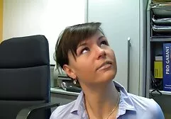 Checo chica aspirado por un viejo hombre, a continuación, vierte su cabeza xnxx africanos