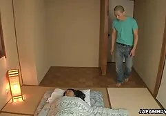 Novia porno entre africanos folla con otro delante de su novia.