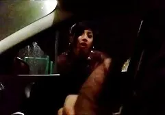 Chica con el pelo morado jugando con consolador delante de la cámara tribus africanas follando