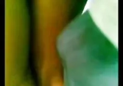 Una chica con un hermoso cuerpo lleva nuevos pantalones ajustados porno africano salvaje