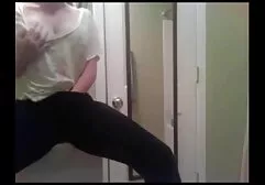 Fabulosa chica con pantalones apretados negras africanas desnudas desvestirse delante de la cámara